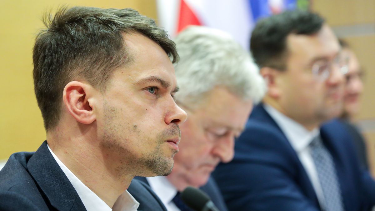 Warszawa, 06.02.2024. Wiceminister rolnictwa i rozwoju wsi Michał Kołodziejczak (L) podczas spotkania kierownictwa Ministerstwa Rolnictwa i Rozwoju Wsi z przedstawicielami związków i organizacji rolniczych w siedzibie MRiRW w Warszawie, 6 bm. (jm) PAP/Tomasz Gzell