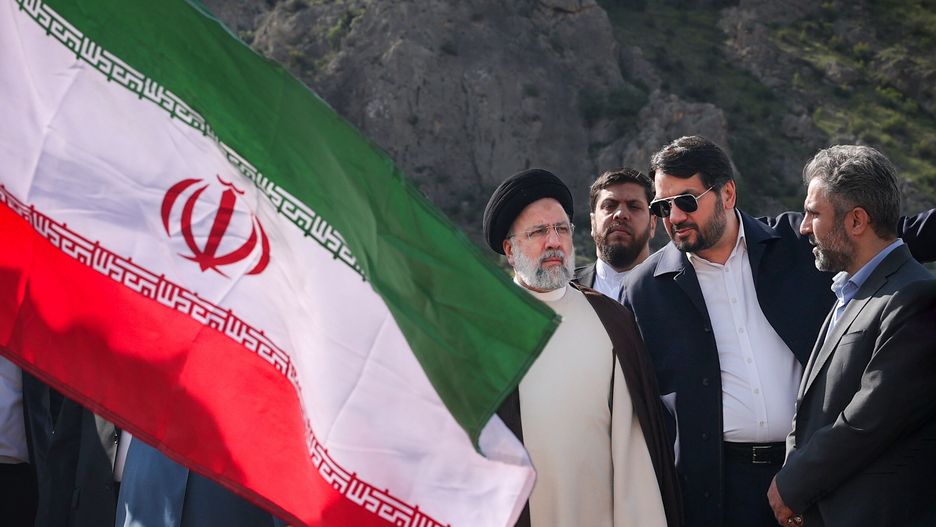 A handout photo made available by the Iranian presidential office shows, Iranian President Ebrahim Raisi (C) Iranian road and Urban minister Mehrdad Bazrpash (2-R) at the site of the Iran-Azerbaijan-constructed Qiz-Qalasi dam at the Aras River at the Iran and Azerbaijan shared border in north-western Iran, 19 May 2024. According to Iranian state media, a helicopter carrying Iranian President Ebrahim Raisi has suffered a 'hard landing', giving no further information about the incident. Raisi was returning after an inauguration ceremony of the joint Iran-Azerbaijan-constructed Qiz-Qalasi dam at the Aras River at the Iran and Azerbaijan shared border in north-western Iran. EPA/IRANIAN PRESIDENTIAL OFFICE / HANDOUT HANDOUT EDITORIAL USE ONLY/NO SALES HANDOUT EDITORIAL USE ONLY/NO SALES Dostawca: PAP/EPA.