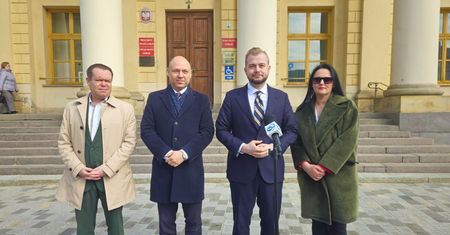 Moskal, Derewenda i Gontarz oskarżają Ratusz: „Zamiast floty autobusów mamy jeden szkielet i puste obietnice”