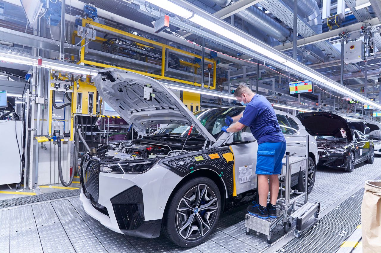 BMW iX na linii produkcyjnej w Dingolfing (fot. BMW)