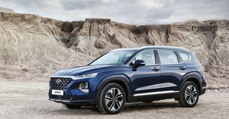 Nowy Hyundai Santa Fe nie pozwoli ci wyjść wprost pod pędzące auto. Przypomni też o tym, że masz dziecko