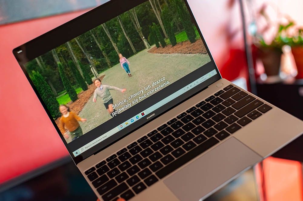 Huawei MateBook X 2020 - dobry wyświetlacz do filmów w laptopie