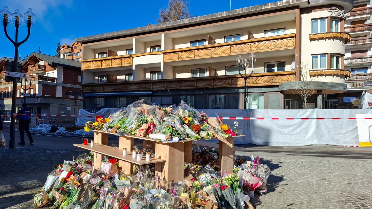 Szwajcaria, Crans-Montana, 03.01.2026. Kwiaty i znicze złożone, 3 bm. przez mieszkańców i turystów w hołdzie ofiarom tragicznego pożaru w szwajcarskim kurorcie narciarskim Crans-Montana. W noc sylwestrową w pożarze baru zginęło około 40 osób, a blisko 120 zostało rannych. (amb) PAP/Sylwia Wysocka ***Do tego materiału zdjęciowego dostępna jest również depesza w systemie CSI, pt.: Szwajcaria/ Setki osób oddają hołd ofiarom pożaru w Crans-Montanie***