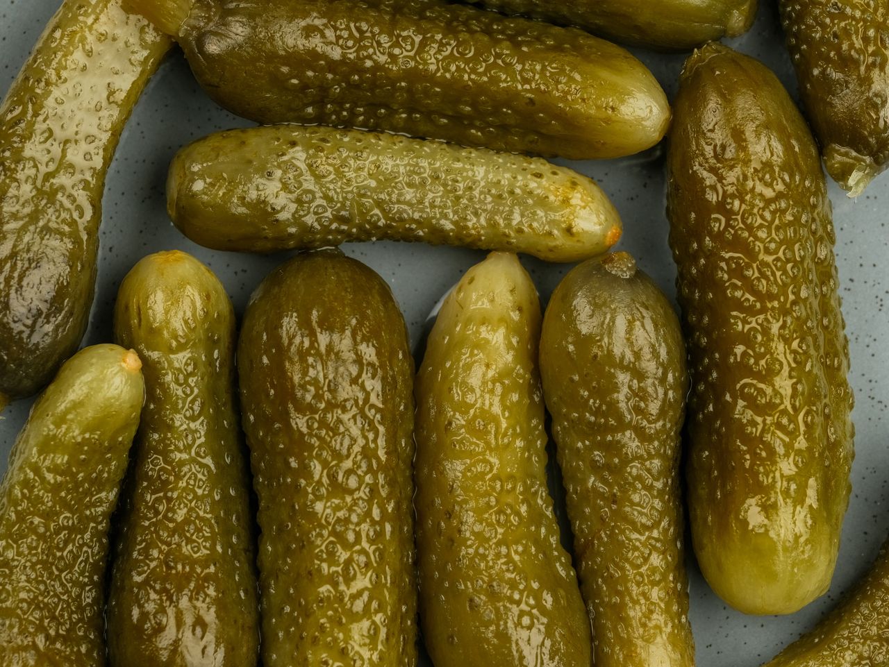 Wiele osób chce przyspieszyć proces fermentacji ogórków
