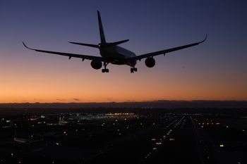 Tragiczny lot. Zwłoki zawinięto w koc na 13 godzin