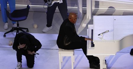 SuperBowl. Eminem klęka na scenie. To ważny gest