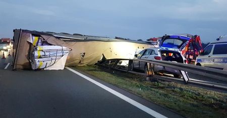 Wypadek na A2. Ciężarówka zatamowała drogę