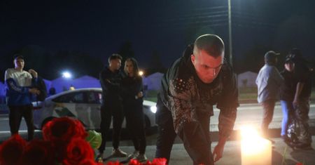 Kwiaty, flagi, klęczący ludzie w mundurach. Teraz Jewgienij Prigożyn zostanie bohaterem?