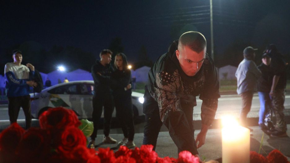 Sankt Petersburg. Ludzie składają kwiaty przed kwaterą grupy Wagnera