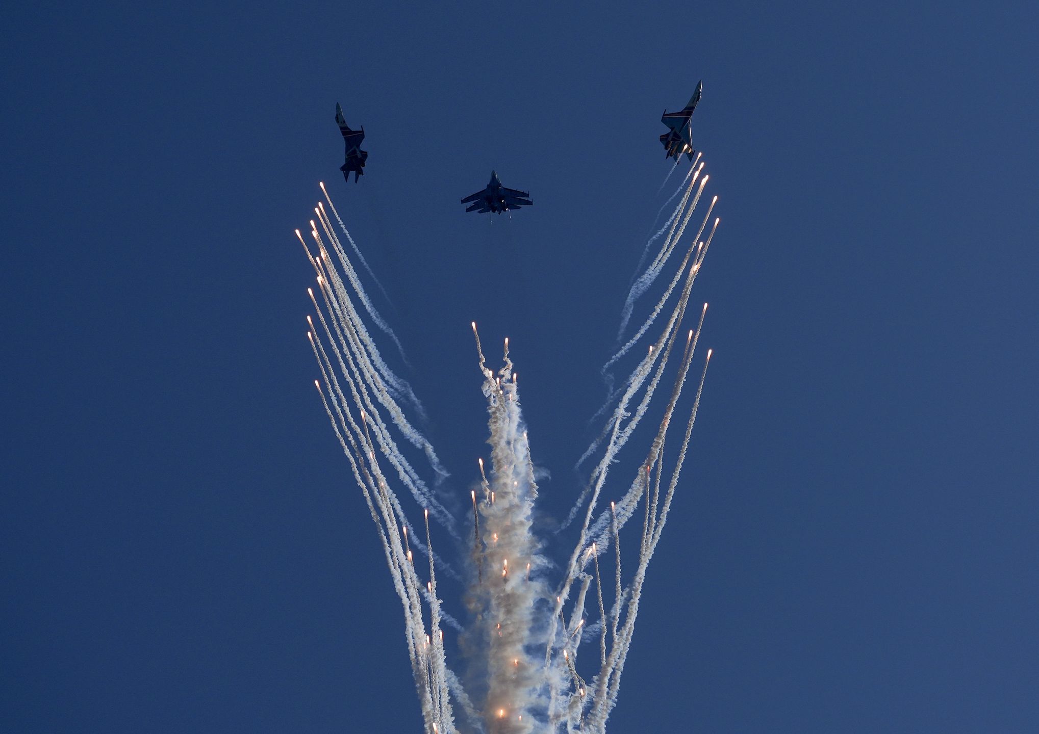 MOSCOW, RUSSIA - AUGUST 18: Sukhoi Su-35S military fighter jets performs during the International Military-Technical Forum "Army 2022" at Kubinka military training ground in Moscow, Russia on August 18, 2022. (Photo by Pavel Pavlov/Anadolu Agency via Getty Images)