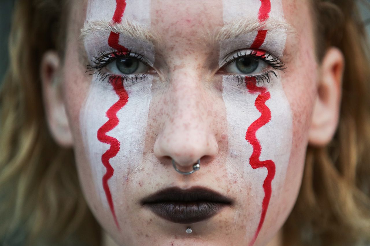 Dziewczyna protestująca pod białoruską ambasadą w Moskwie