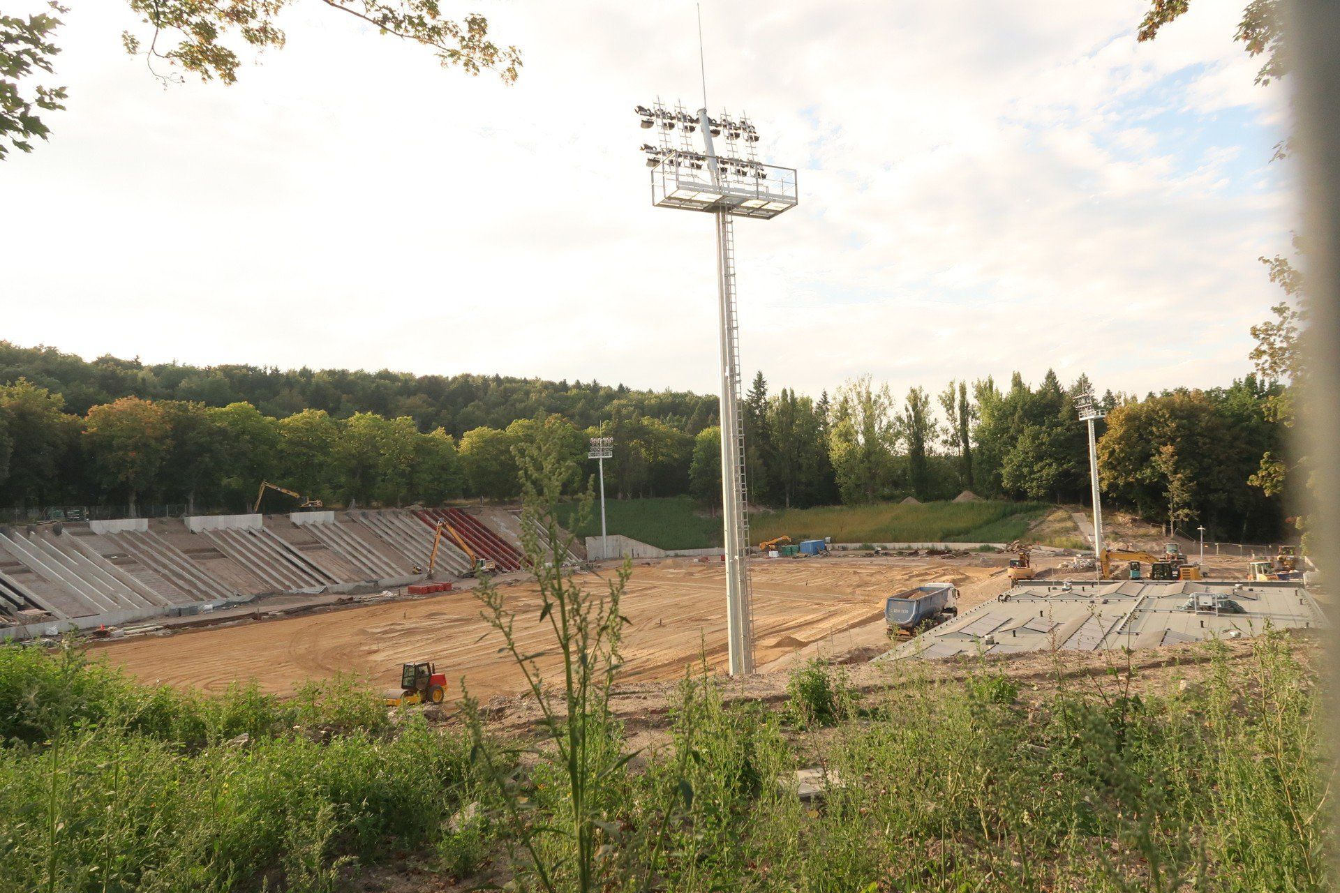 Nowe oświetlenie stadionu zamontowane - Stadion na Nowym Mieście w Wałbrzychu - sierpień 2025