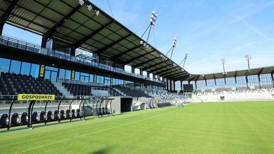 Widok nowego stadionu Sandecji w Nowym Sączu, 28 bm. Budowa obiektu trwała od 2021 roku