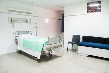 Lepsze warunki na SOR dla polityków KO? Media o specjalnym traktowaniu