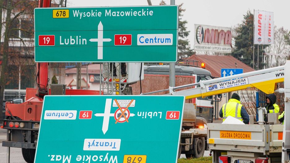 Montaż nowych tablic, które wyprowadza tranzyt z historycznej części Dojlid