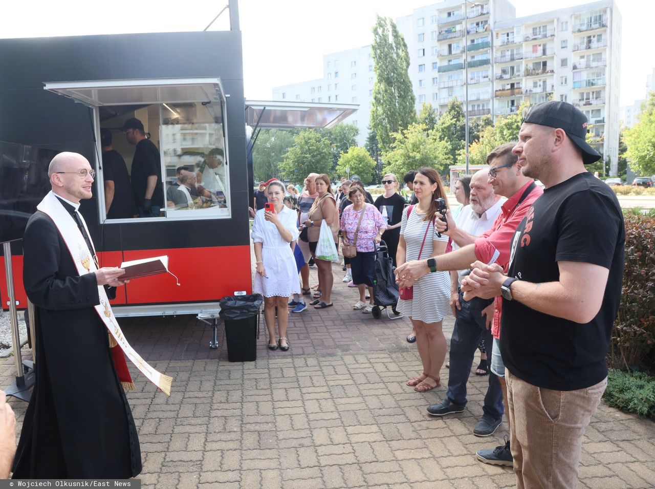 Kropidło i modlitwa przed budką z kebabem Chajzera