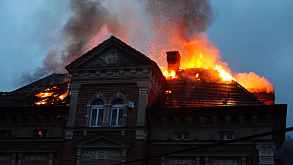 Bardo. Płonęła kamienica przy ulicy Głównej. Przed wielkimi płomieniami uciekało o poranku kilkunastu mieszkańców. O pomoc dla nich proszą sąsiedzi