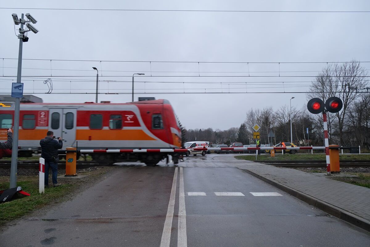 Pociąg przejeżdżający przez przejazd przy opuszczonych rogatkach i włączonym sygnalizatorze