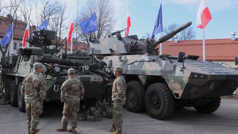  Bemowo Piskie, 12.03.2022. Spotkanie ministra obrony narodowej Mariusza Błaszczaka z żołnierzami wielonarodowej grupy bojowej eFP NATO, 12 bm. w Bemowie Piskim z okazji 23. rocznicy wstąpienia Polski do Sojuszu Północnoatlantyckiego. (sko) PAP/Artur Reszko

 