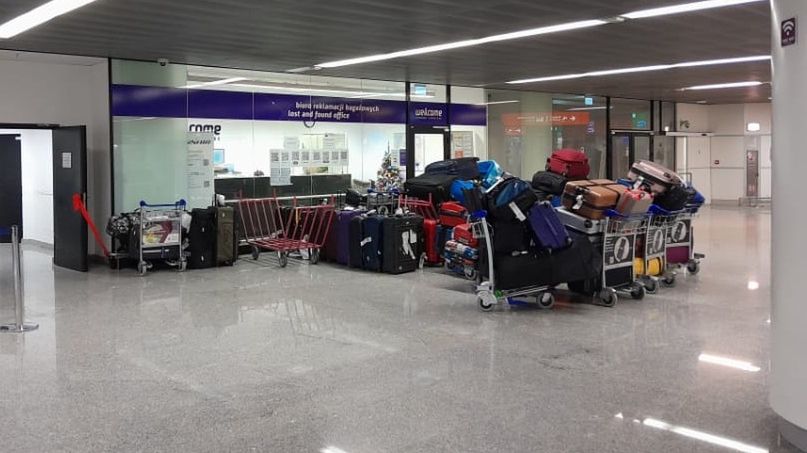 Stosy bagaży na Lotnisku Chopina. Takie zdjęcie dostaliśmy pocztą e-mail. Rzeczniczka stołecznego portu potwierdza, że jest problem