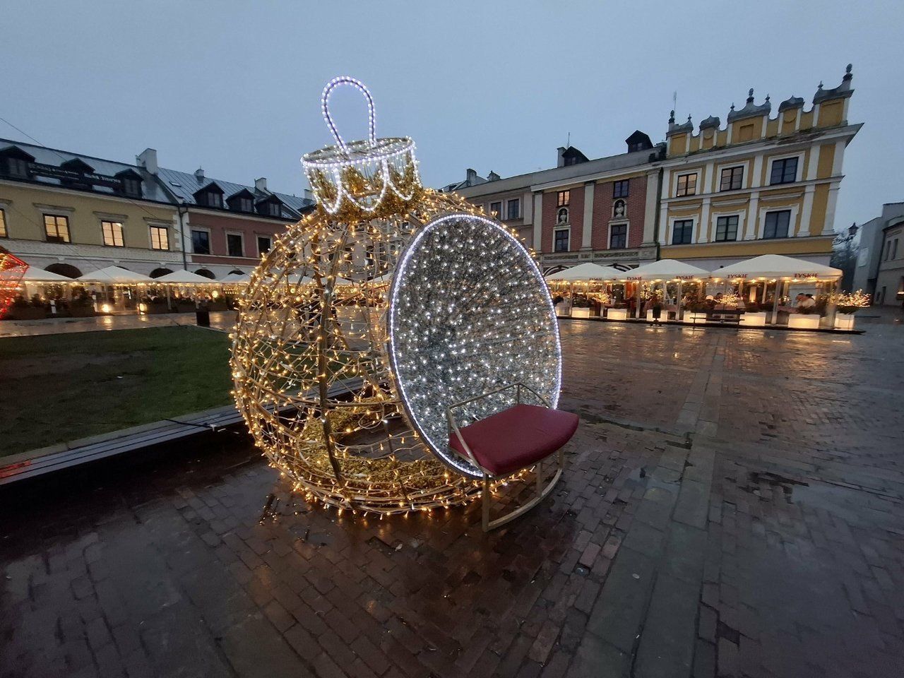 Dekoracje świąteczne zachwycają mieszkańców Zamościa.