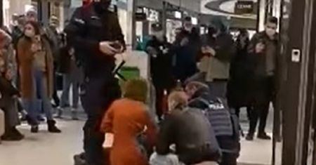 Nie miał maseczki w centrum handlowym. Zaatakował policjantów