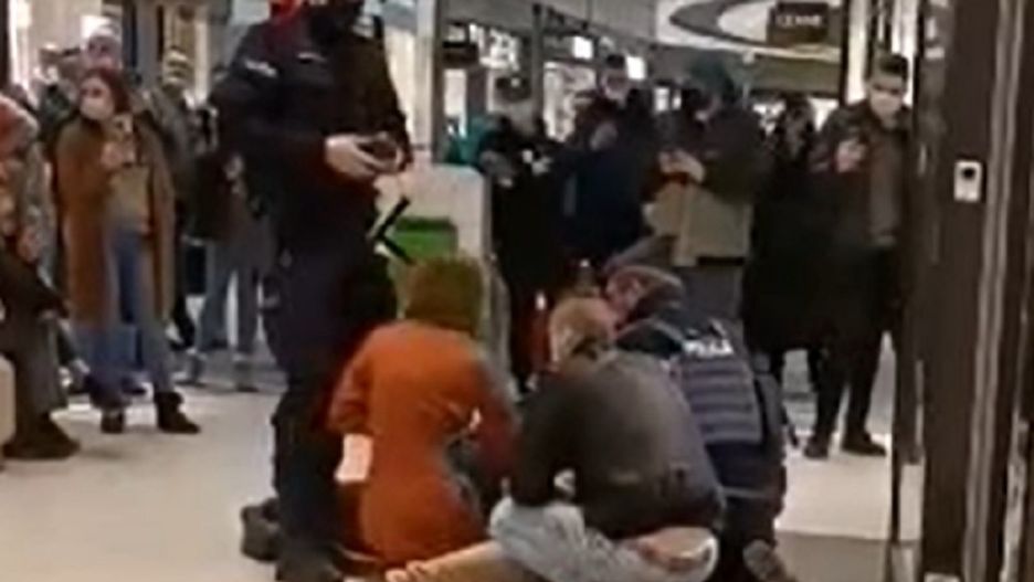 Zatrzymany mężczyzna kopał policjantów