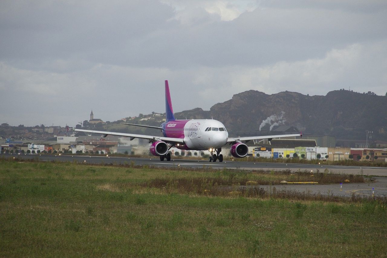 Wizz Air i LOT sprzedają bilety. Ryanair szykuje się na najgorszy scenariusz