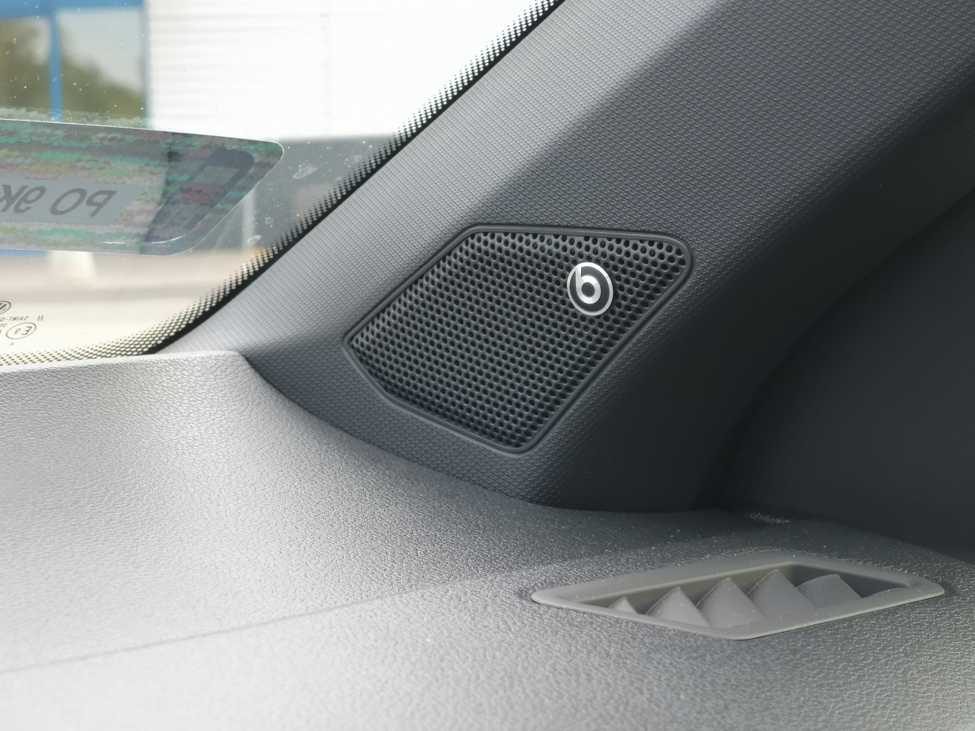 Volkswagen T-Roc: System audio Beats i asystent wyjazdu z miejsca parkingowego 5