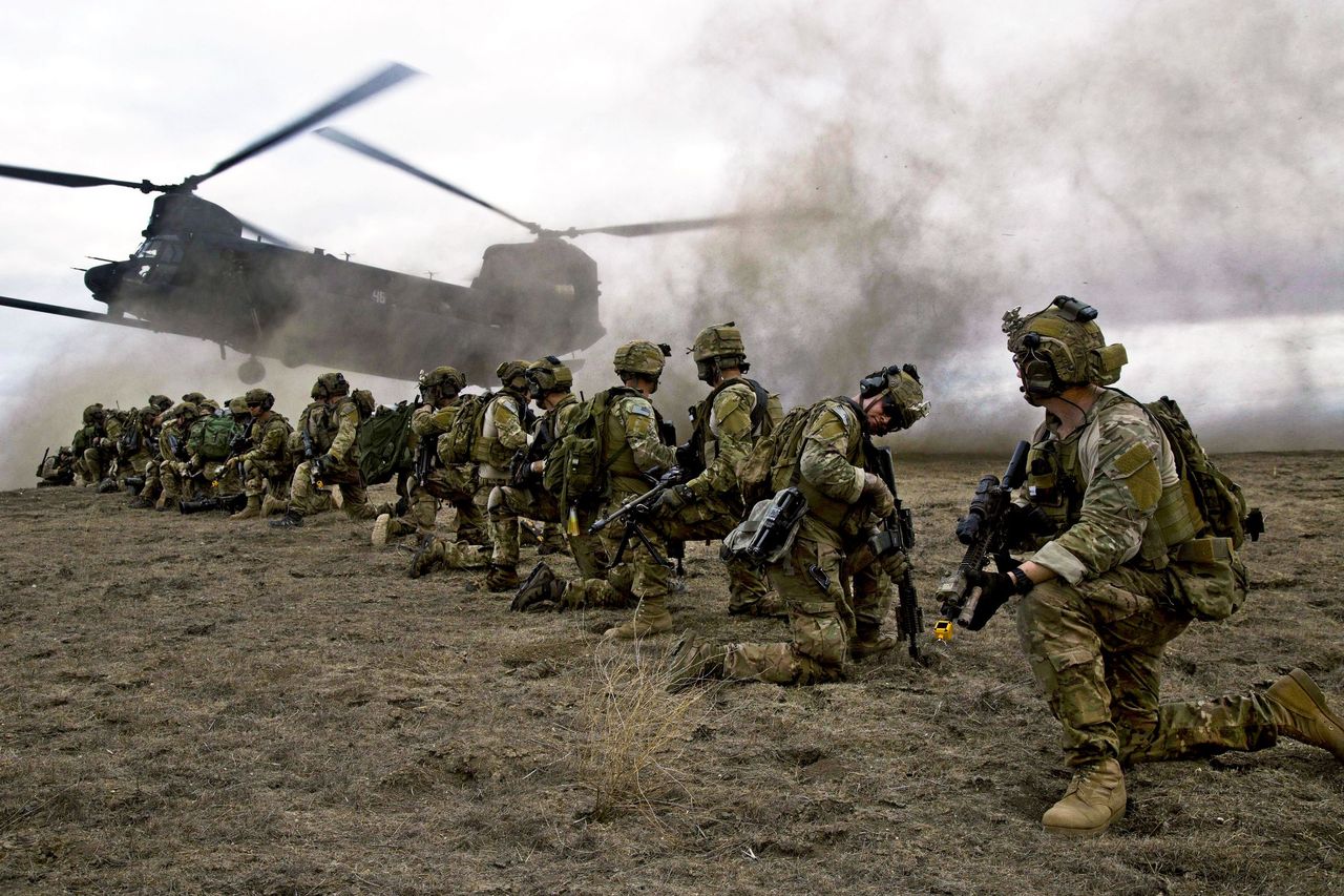 Oddział rangersów podczas ćwiczeń. Żołnierze US Army Rangers zostali wyznaczeni do zabezpieczenia miejsca lądowania podczas operacji Orli Szpon
