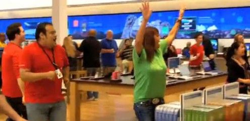 Dziwaczny taniec pracowników w sklepie Microsoftu (wideo)