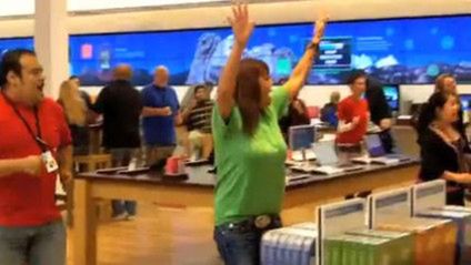 Dziwaczny taniec pracowników w sklepie Microsoftu (wideo) 1