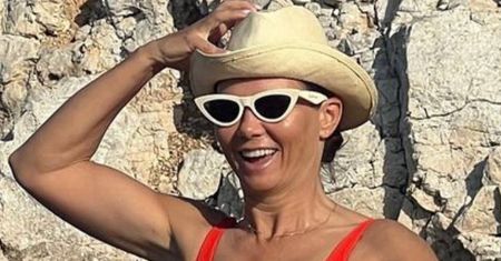 Kinga Rusin PLĄSA po wodzie w czerwonym stroju kąpielowym i zapowiada ODPOCZYNEK. "Dochodzimy do siebie"