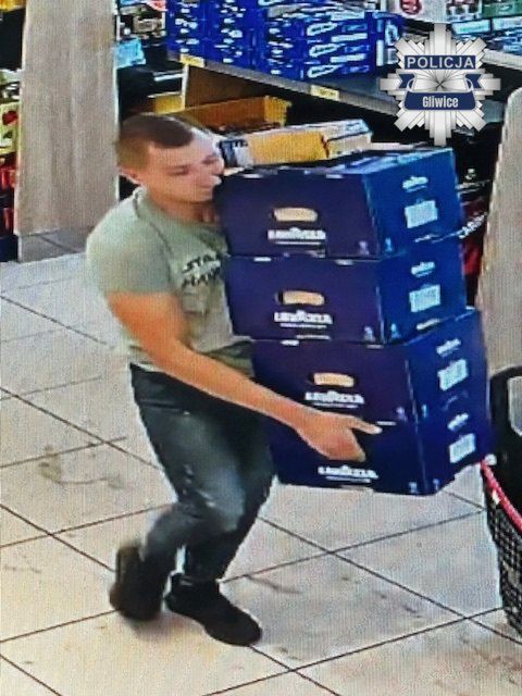Kradzież w Biedronce. Uchwycił ich monitoring.