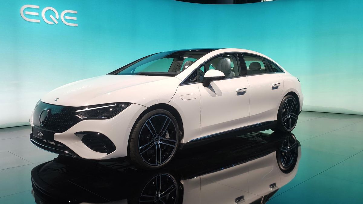 EQE do złudzenia przypomina większego brata.