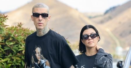 Mroczna Kourtney Kardashian odziana w obcisłe legginsy dumnie kroczy u boku punkowego Travisa Barkera (ZDJĘCIA)
