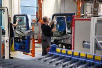 otwarcie nowych hal produkcyjnych
Niepo�omice (woj. ma�opolskie), 16.05.2023. Otwarcie nowych hal produkcyjnych w MAN Trucks w Niepo�omicach, 16 bm. (�g/ibor) PAP/�ukasz G�gulski
�ukasz G�gulski
aut, auta, auto, ci�arowe, ci�arowych, ci�ar�wek, ci�ar�wka, ci�ar�wki, fabryka, hal produkcyjnych, hala, hale produkcyjne, MAN Trucks, maszyny, otwarcia, otwarcie, pracownicy, pracownik, produkcja, produkcyjna, samochod�w, samochody, samoch�d, sprz�t