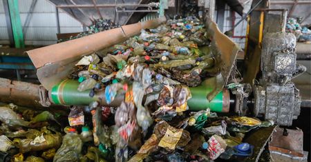 Szykują nowy podatek. Danina od plastiku ma być "zaszyta" w kolejnej tarczy. Przedsiębiorcy protestują