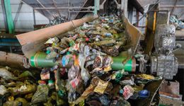 Szykują nowy podatek. Danina od plastiku ma być "zaszyta" w kolejnej tarczy. Przedsiębiorcy protestują