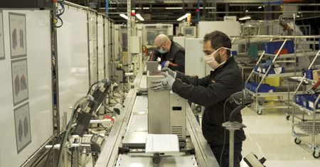 Producenci aut pomagają w walce z koronawirusem. Część produkuje sprzęt medyczny, inni dzielą się tym, co mają