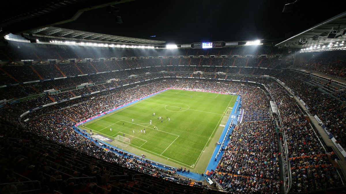 Real Madrid v Racing Santander
MADRID, SPAIN - NOVEMBER 18: Aerial view of the Santiago Bernabeu stadium  the Primera Liga match between Real Madrid and Racing Santander on November 18, 2006 in Madrid, Spain.  (Photo by Denis Doyle/Getty Images)
Denis Doyle
72067044, EOS5D-0830501847