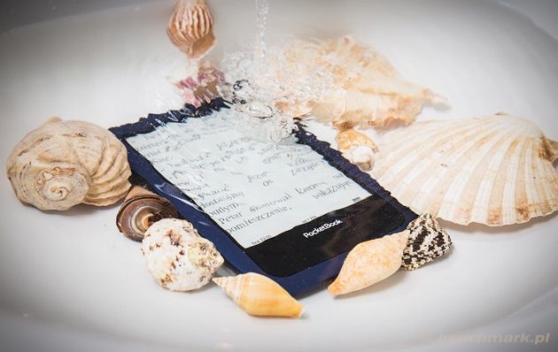 PocketBook Aqua pod wodą