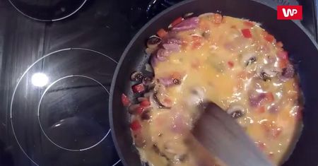 Omlet z prosciutto, pieczarkami i papryką