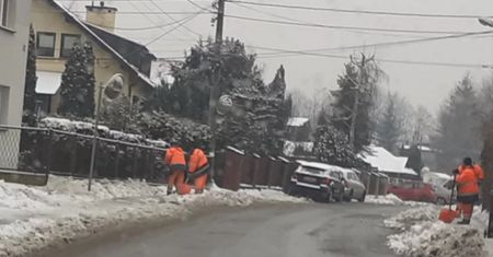 Burza w Katowicach. Zobacz, komu służby odśnieżają chodnik. "To już tradycja"