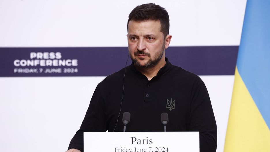 French President Macron receives Ukrainian President Zelensky in Paris
epa11396291 Ukrainian President Volodymyr Zelensky holds a press conference with French President Emmanuel Macron (not pictured) at the Elysee Palace in Paris, France, 07 June 2024. Zelensky arrived in France on 06 June to attend commemorations of the 80th anniversary of D-Day in Normandy.  EPA/YOAN VALAT / POOL 
Dostawca: PAP/EPA.
YOAN VALAT / POOL