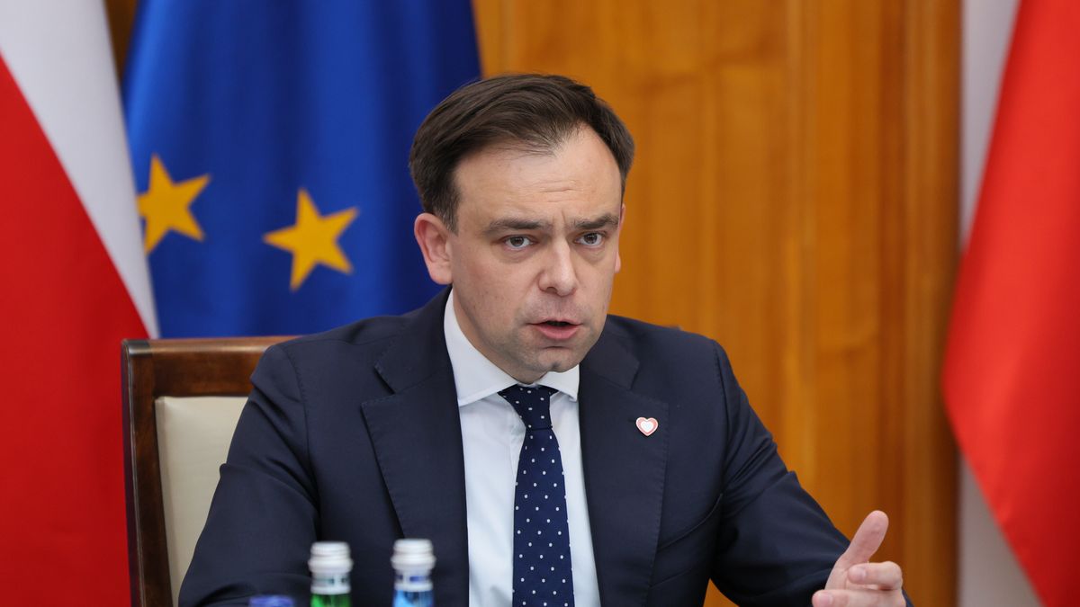 Warszawa, 08.04.2025. Minister Finasów Andrzej Domański na spotkaniu premiera Donalda Tuska i członków rządu z przedstawicielami branży motoryzacyjnej w siedzibie KPRM w Warszawie, 8 bm. (jm) PAP/Paweł Supernak