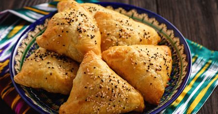Pierogi inaczej. Przepis na pieczone pierożki z genialnym nadzieniem
