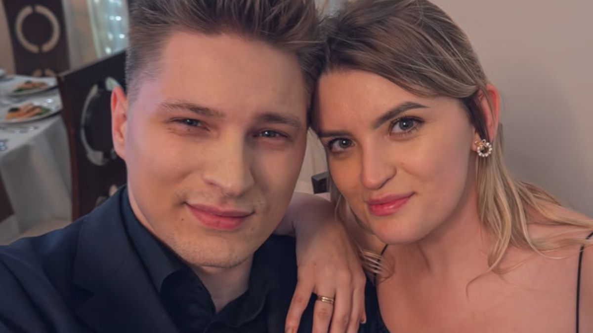 Uczestnik "The Voice of Poland" został ochrzczony w wieku 27 lat. Na matkę chrzestną wybrał... swoją żonę