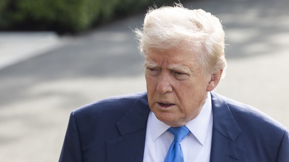 US President Donald Trump departs Washington for Pope's funeral in Rome
epa12054263 US President Donald Trump speaks briefly to the media before departing the White House for Rome, where he will attend Pope Francis' funeral, in Washington, DC, USA, 25 April 2025. In response to reporters' questions, Trump said talks on the the war in Ukraine are 'coming along'.  EPA/JIM LO SCALZO 
Dostawca: PAP/EPA.
JIM LO SCALZO
US, politician, president