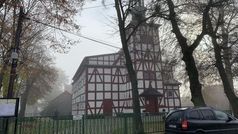 Nowe obostrzenia. Kto pierwszy, ten lepszy. Nie każdy wchodzi do kościoła